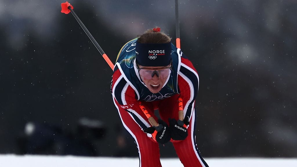 Norjalaiskonkari Astrid Öyre Slindistä tuli olympiavoittaja naisten viestissä.