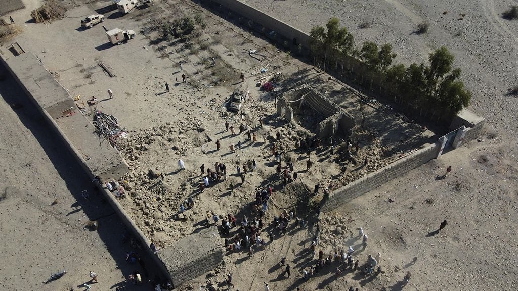 Talibanin turvallisuusviranomaiset ja paikalliset asukkaat tarkastavat väitetyn pakistanilaisen ilmaiskun tapahtumapaikkaa lähellä Pakistanin ja Afganistanin rajaa Nangarharissa, Afganistanissa, 22. helmikuuta 2026.