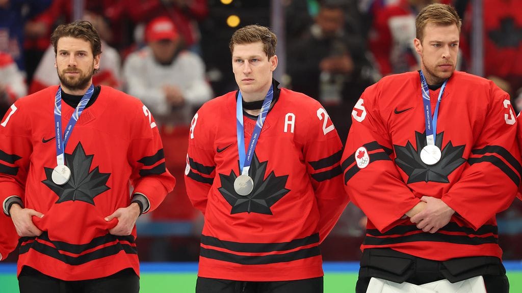 Nathan MacKinnon (kesk.) otti Kanadan tappion raskaasti.