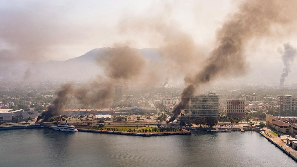 Savupilviä Puerto Vallartassa, Meksikossa, sen jälkeen, kun tieto huumekartellin johtajan kuolemasta tuli.