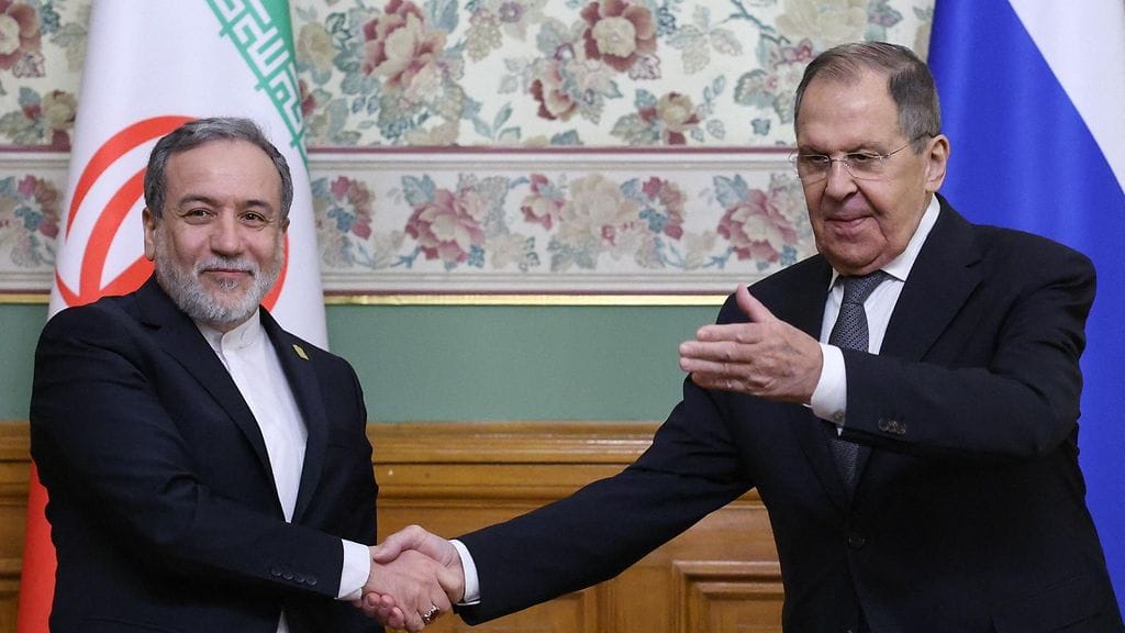 Venäjän ulkoministeri Sergei Lavrov ja Iranin ulkoministeri Abbas Araghchi kättelivät yhteisen lehdistötilaisuuden aikana Moskovassa 17. joulukuuta 2025 käytyjen neuvottelujen jälkeen.