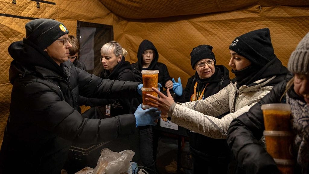 Vapaaehtoiset jakavat lämmintä ruokaa paikallisille asukkaille lämmitetyssä teltassa Odessassa 18. helmikuuta 2026.