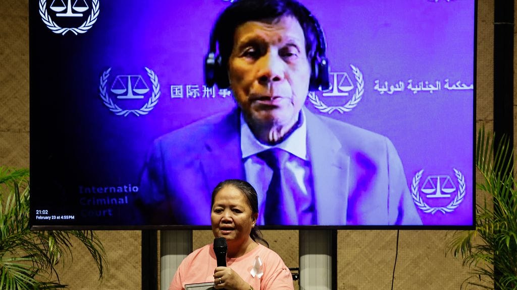 Erään Filippiinien huumesodassa kuolleen uhrin äiti, Dahlia Cuartero, seurasi kansainvälisen rikostuomioistuimen istuntoa Manilasta käsin. Kuvaruudulla Rodrigo Duterte.