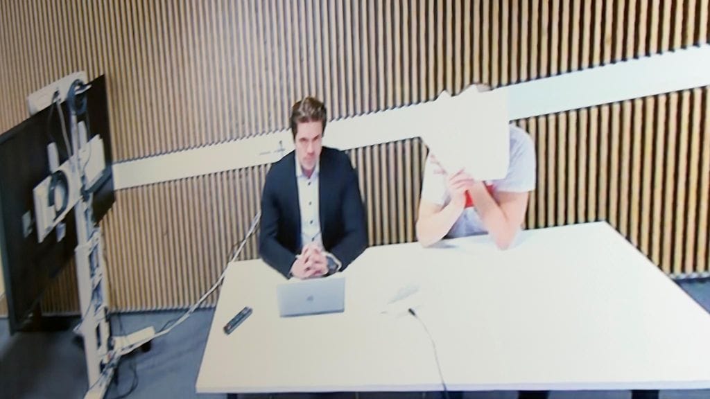 Mies peitti kasvonsa oikeudessa maanantaina.