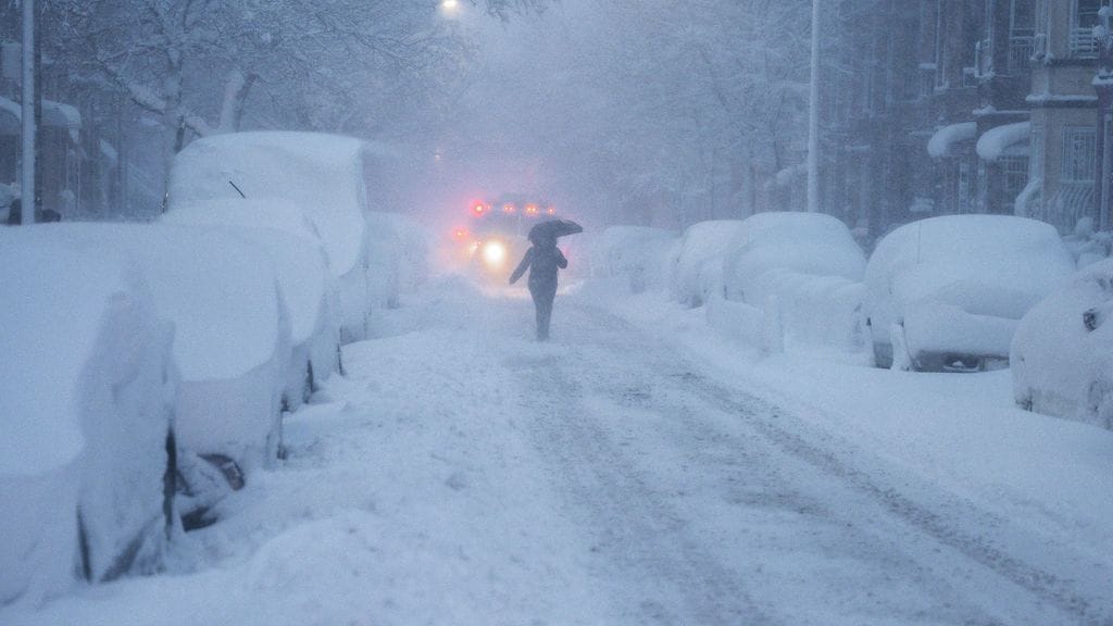 Puoleenpäivään asti paikallista aikaa kaupungin kaduilla on kielletty kaikki muu kuin välttämätön autoliikenne.