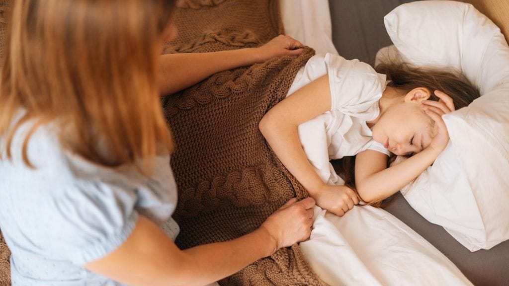 Vanhemman huoli lapsen terveydestä pitäisi ottaa tutkimuksen mukaan todesta. Kuvituskuva.