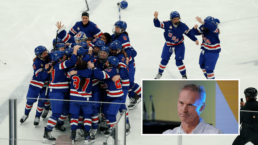 Dominik Hasek (oik.) antoi tunnustusta USA:n naisten jääkiekkomaajoukkueelle.