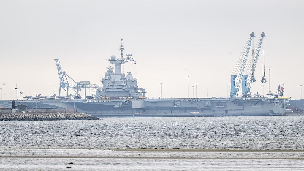 SVT:n tietojen mukaan drooni nousi ilmaan läheisestä venäläisestä aluksesta ja lähestyi Charles de Gaulle -lentotukialusta (kuvassa).