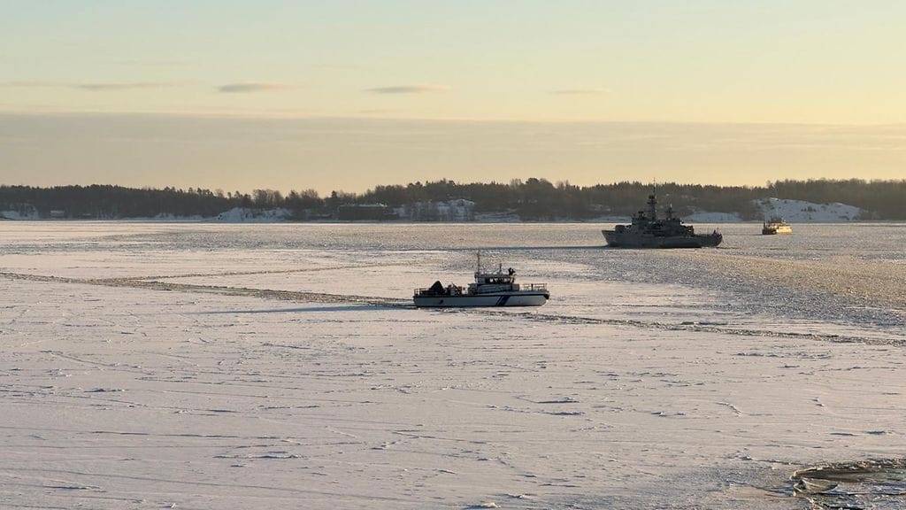 Rajavartiolaitos kertoo avustavansa jäihin juuttuneita aluksia Suomenlahdella tarvittaessa.