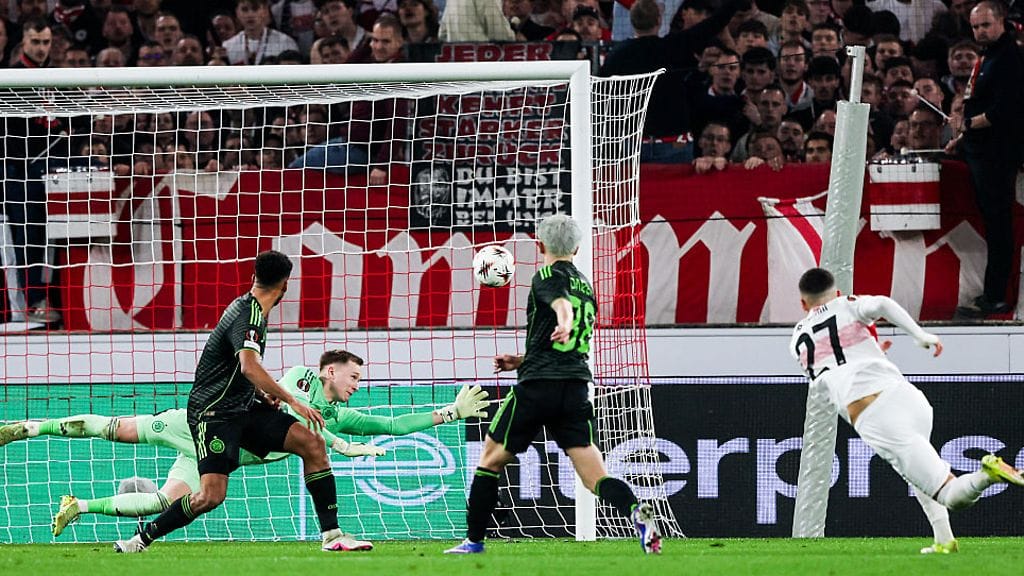 Viljami Sinisalo torjui komeasti Stuttgartin Badredine Bouananin maalintekoyrityksen.