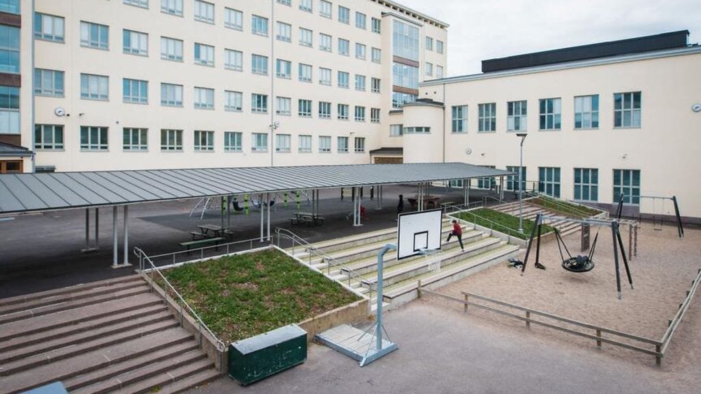 Välitunnilla olleet Aleksis Kiven koulun alakoulun oppilaat olivat heitelleet koulun pihalta lumipalloja kadulle.