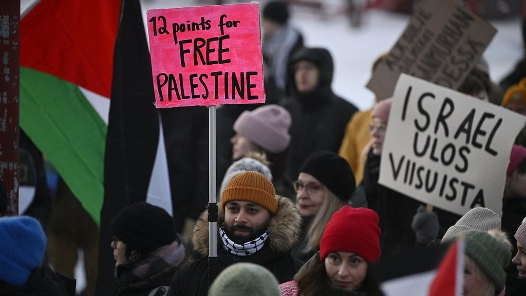 Palestiinalaisia tukeva aktivistiryhmä Tampere with Palestine järjesti mielenosoituksen Tampereella UMK-finaalin yhteydessä 10. helmikuuta 2024.