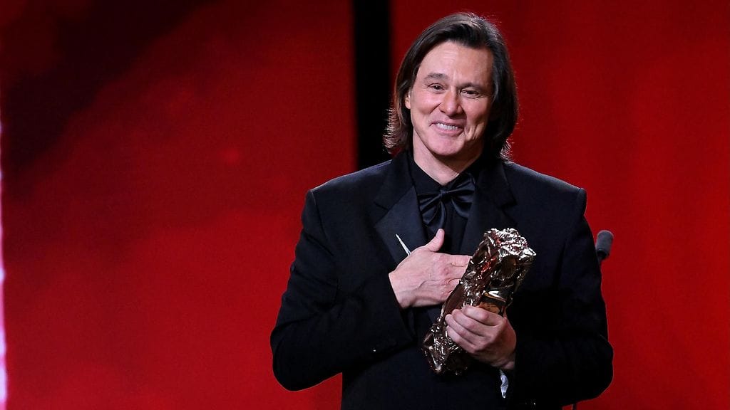 Jim Carrey poseeraa elämäntyöpalkintonsa kanssa César-gaalassa Pariisissa, Ranskassa 26. helmikuuta 2026.