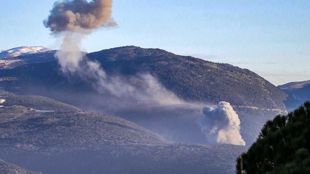 LK 28.2.2026 Savu nousi israelilaisen ilmaiskun kohteena olleelta al-Qatranin alueelta Etelä-Libanonissa 28. helmikuuta 2026