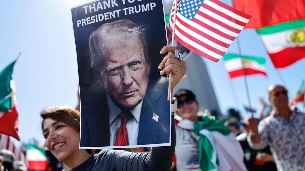 Nainen piteli Trumpia kiittelevää kylttiä ihmisten kerääntyessä juhlistamaan Yhdysvaltojen ja Israelin Iraniin tehtyjä iskuja Los Angelesissa, Kaliforniassa 28. helmikuuta 2026.