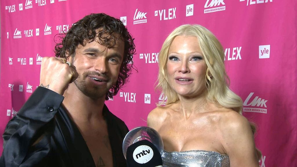 Pete Parkkonen ja Linda Lampenius voittivat Uuden musiikin kilpailun ylivoimaisesti. Kaksikko MTV:n haastattelussa tulosten jälkeen Tampereen Nokia Arenalla 28. helmikuuta 2026.