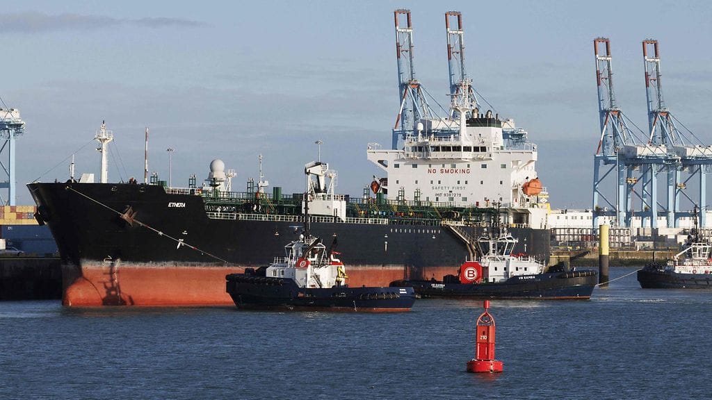 Venäjän varjolaivastoon kuuluva öljytankkeri Ethera Belgian Zeebruggen satamassa sunnuntaina.