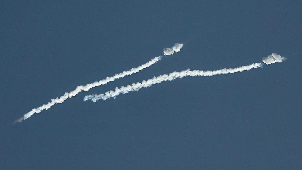 LK 28.2.2026 Ohjusten torjunnan savua Abu Dhabin taivaalla 28. helmikuuta 2026.