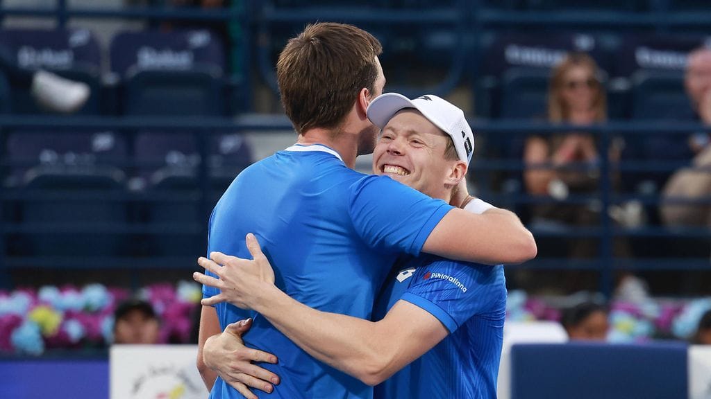 Harri Heliövaara ja Henry Patten ovat voittaneet kuudesta viime kisastaan viisi. Dubaissa Heliövaara olisi jälkikäteen ajateltuna voinut hyvillä mielin vaikka hävitäkin välieräottelun brittiparille. Julian Cash ja Lloyd Glasspool ehtivät poistua Dubaista ennen kuin lentoliikenne alueella lakkasi Iranin kostoiskujen vuoksi.