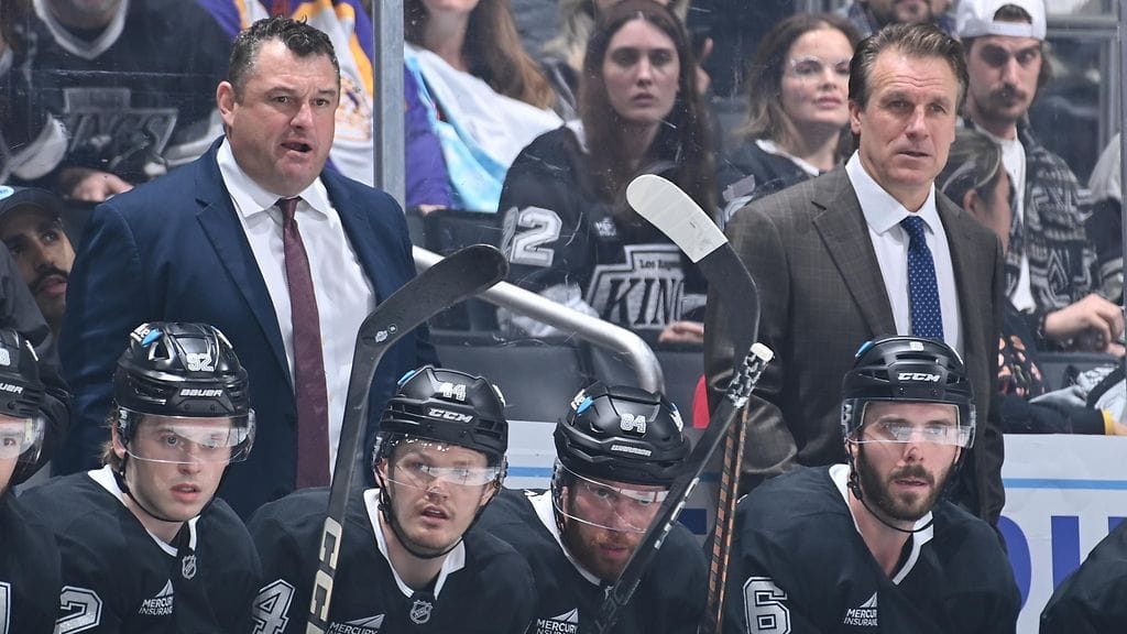 Jim Hiller (oikealla) sai lähteä, ja hänen paikkansa Los Angeles Kingsin päävalmentajana ottaa apuvalmentaja D.J. Smith (vasemmalla), joka toimii tehtävässä loppukauden ajan.