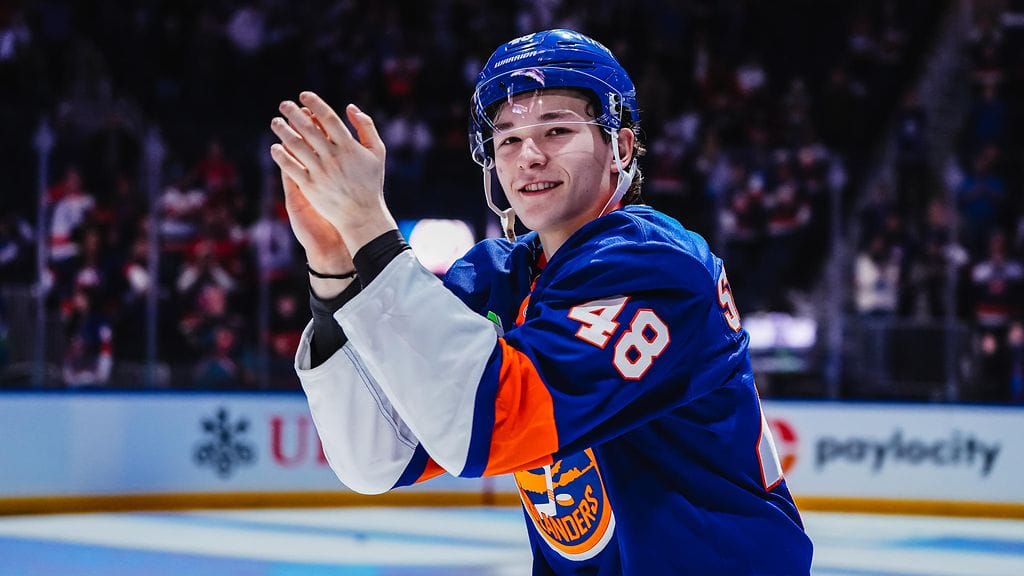 Matthew Schaefer, 18, rikkoo ennätyksiä NHL:ssä.