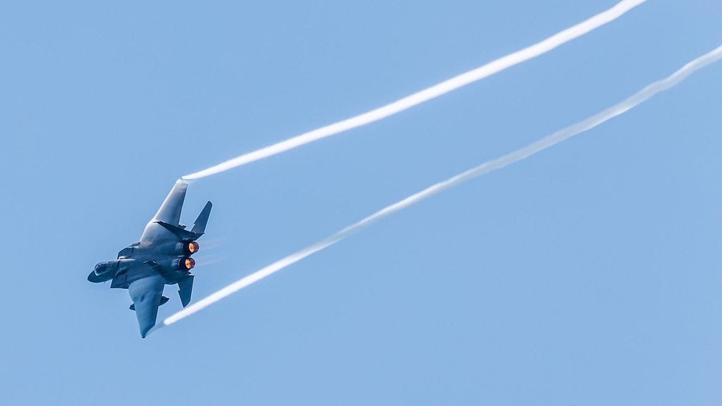 Kuvassa F-15-hävittäjä. Kuvituskuva.