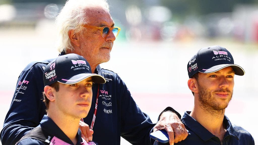 Franco Colapinto (vas.) ja Pierre Gasly (oik.) joutuvat sietämään Flavio Briatoren oikkuja myös kaudella 2026.