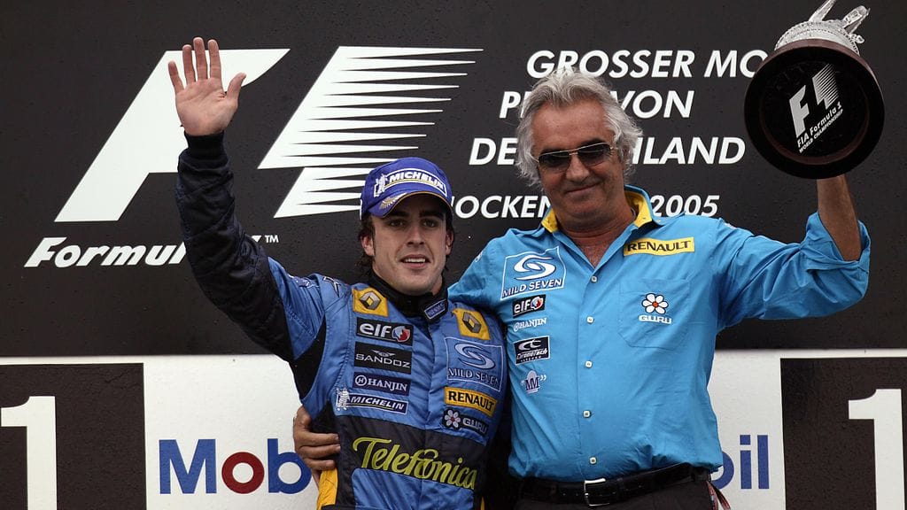 Fernando Alonso oli Flavio Briatoren kultapoika espanjalaistähden mestaruusvuosina 2005–2006. Pari vuotta myöhemmin Renault-perintö tärveltyi skandaalissa.