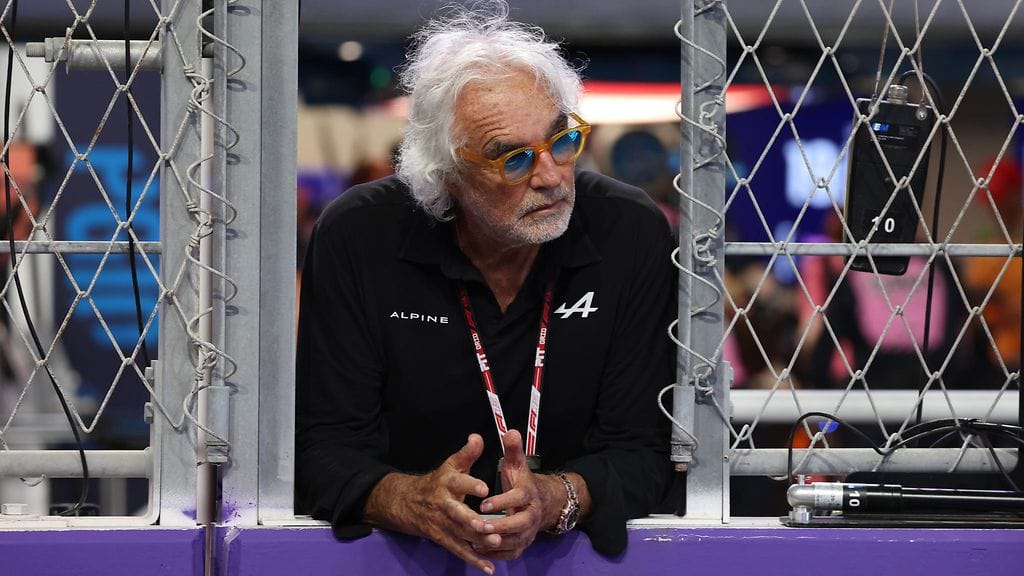 Flavio Briatore johtaa Alpinea keinoja kaihtamatta.