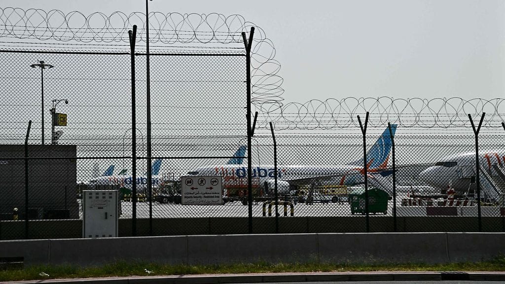 Lentokoneet jäivät parkkiin Dubain lentoasemalle ilmatilan ja lentokentän sulun vuoksi.