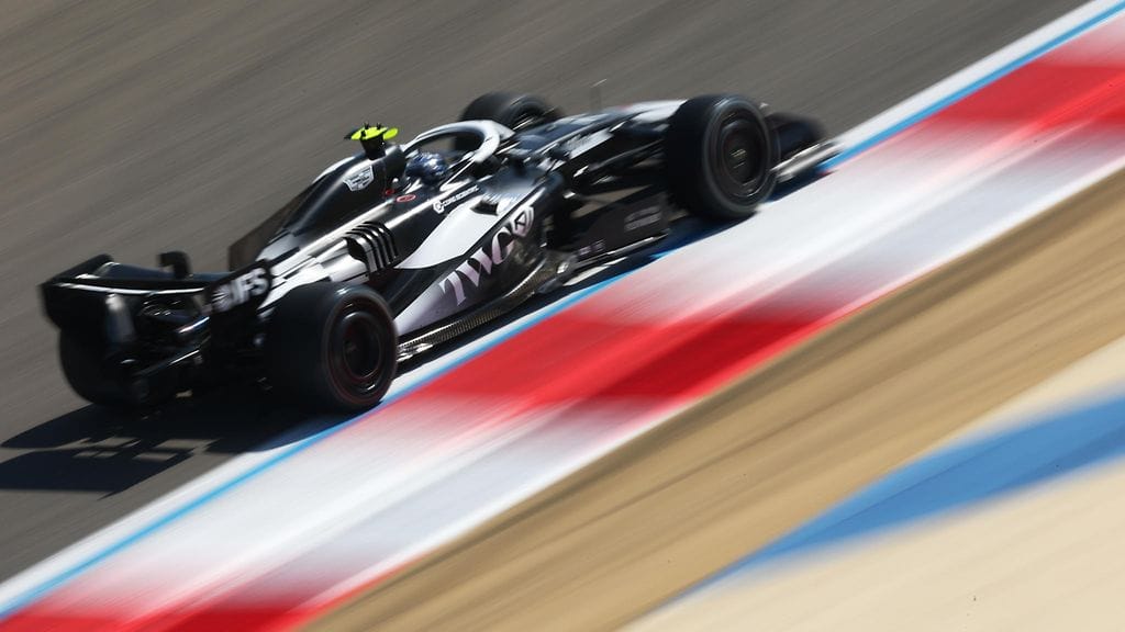 Valtteri Bottas vauhdissa talvitesteissä Bahrainissa.