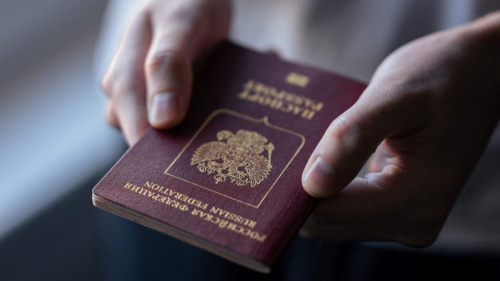 Kuvituskuvassa venäläinen Konstantin pitelemässä passiaan Belgradissa helmikuussa 2024.