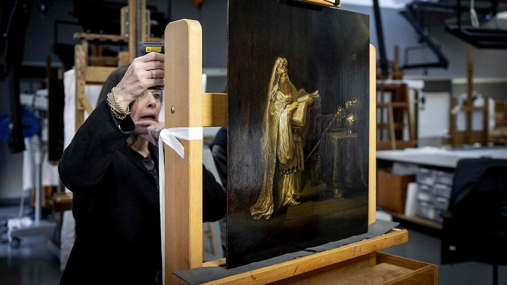 Kuvassa tutkija ja hollantilaisen taidemaalarin Rembrandt van Rijnin äskettäin löydetty teos "Zacharian näky temppelissä" ("The Vision of Zechariah in the Temple") Rijksmuseumin ateljeerakennuksessa Amsterdamissa.