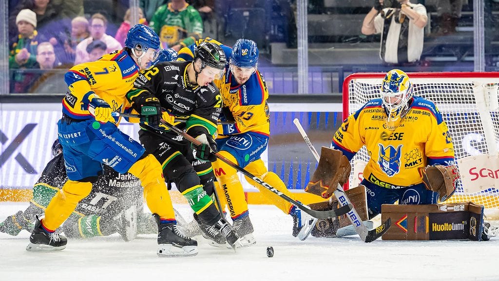 William Worge Kreü (vas.) on yksi Jukurien kauppaamista pelaajista kuluvalla SM-liigakaudella.