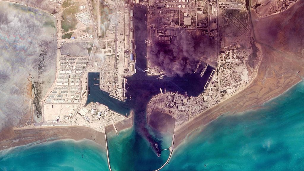 Planet Labs PBC:n 2. maaliskuuta ottama satelliittikuva näyttää savun nousevan esiin Bandar Abbasin satamasta Hormuzinsalmella tapahtuneen räjähdyksen jälkeen.