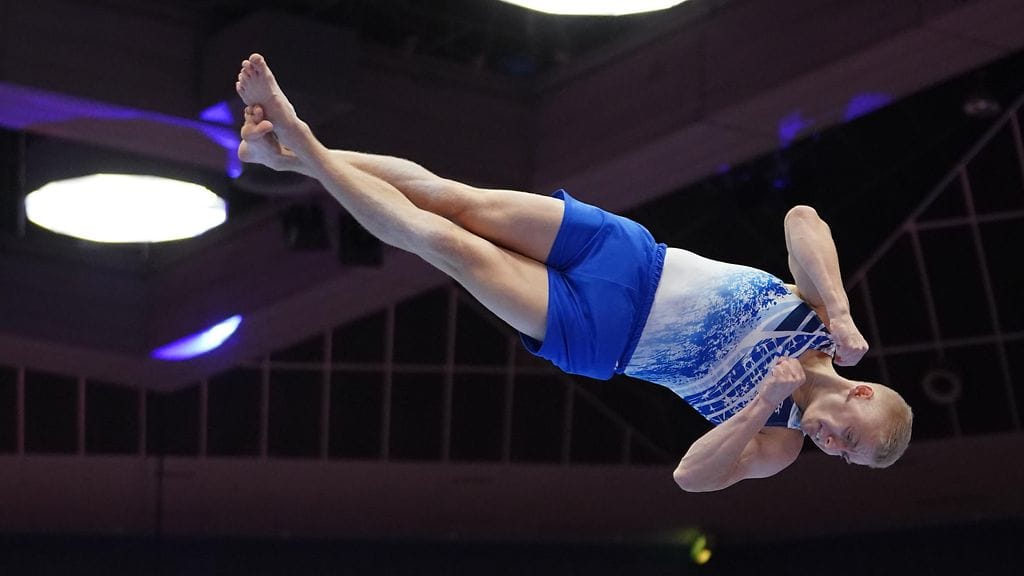 Suomalaisvoimistelija Emil Soravuo tositoimissa lokakuussa 2021.