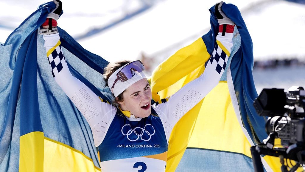 Ebba Andersson juhli olympiakultaa Milano-Cortinan kisojen päätöspäivänä.