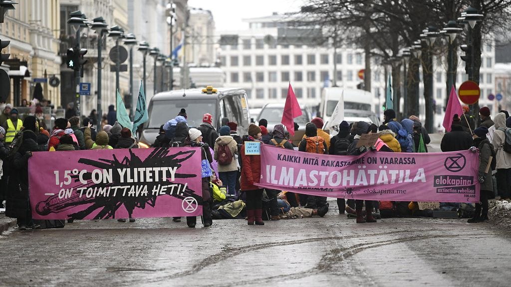 Ympäristöliike Elokapinan mielenosoitus pysäytti liikenteen Helsingin Pohjois-Esplanadilla helmikuussa.