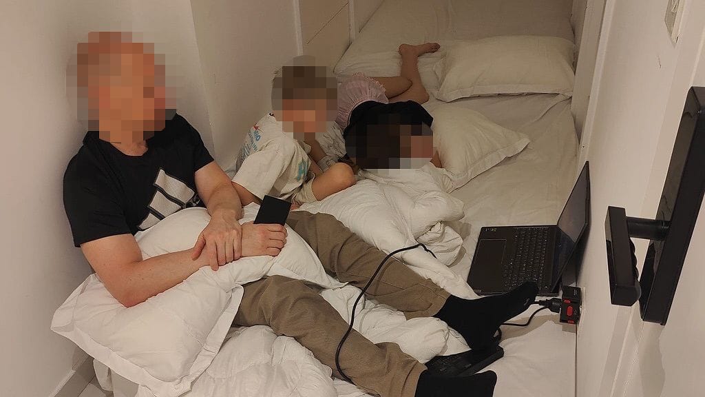 Jyrki Suokkaan perhe nukkuu Dubaissa vaatteet päällä iskujen takia.