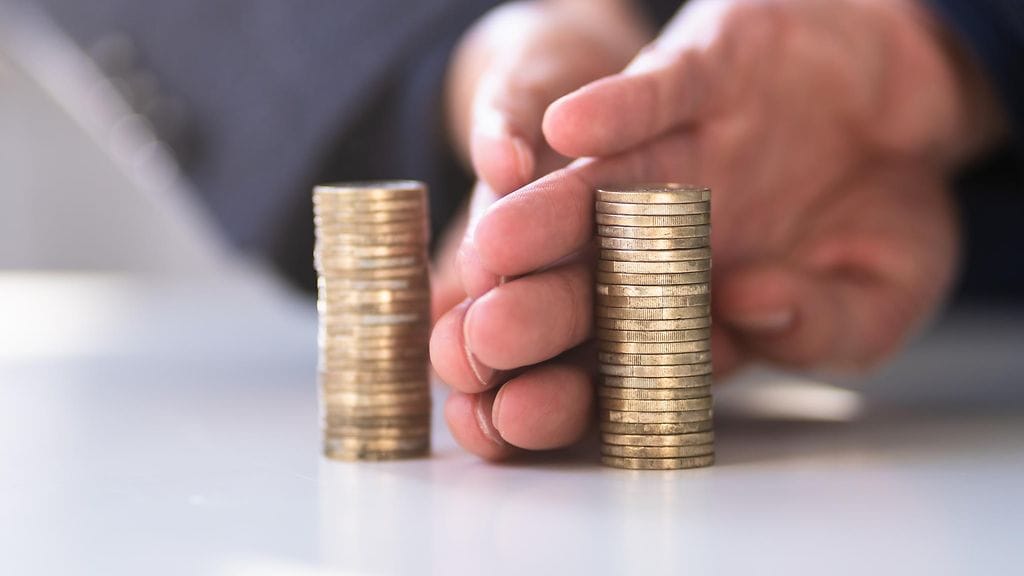 Moni luulee, että vainajan rahat jaetaan tasan puolison ja lasten kesken. Kuvituskuva.