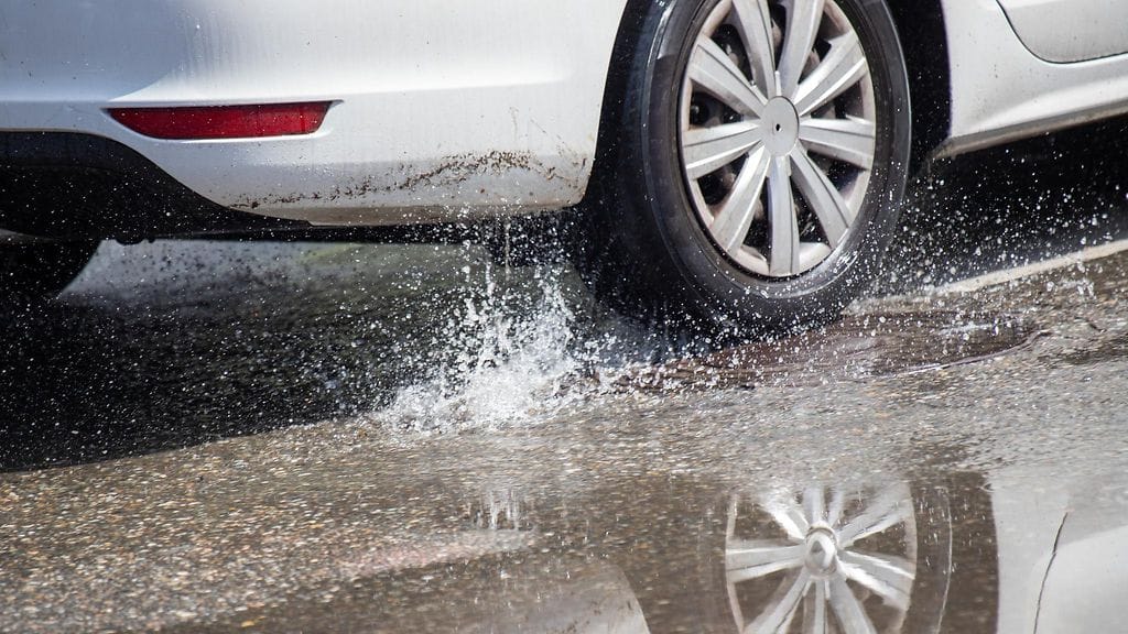 Vakuutus tuskin korvaa auton vahinkoja, jos sillä on ajettu veden peittämällä tiellä. Kuvituskuva.