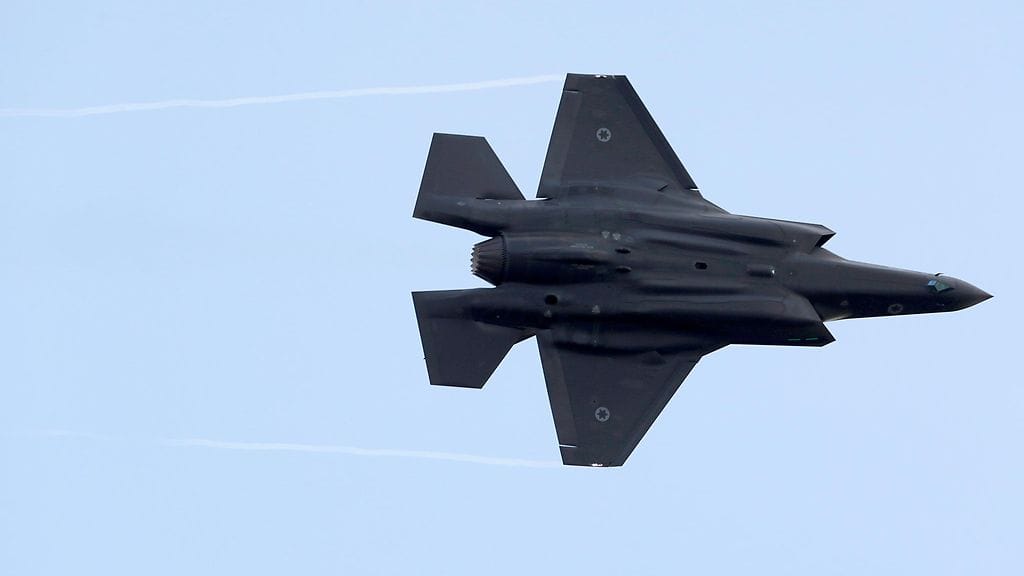 Israelin mukaan yksi sen F-35-hävittäjistä ampui alas iranilaishävittäjän Iranin pääkaupungin Teheranin yläpuolella. Kuvituskuva Israelin F-35-hävittäjästä.