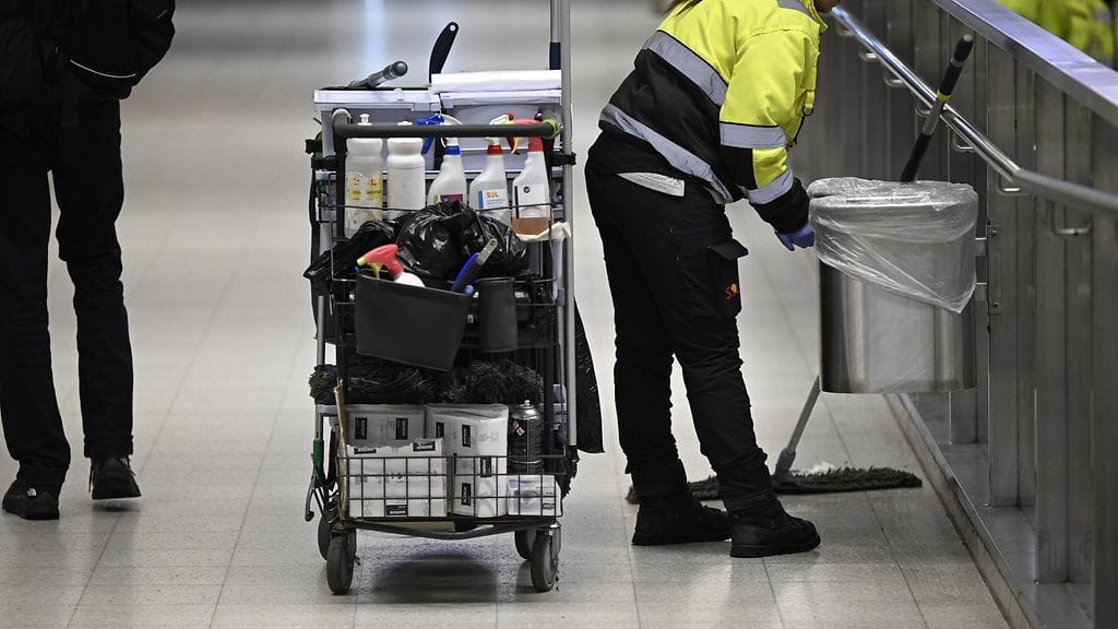 SOLin siivooja Helsingin rautatieasemalla 27. maaliskuuta 2023.