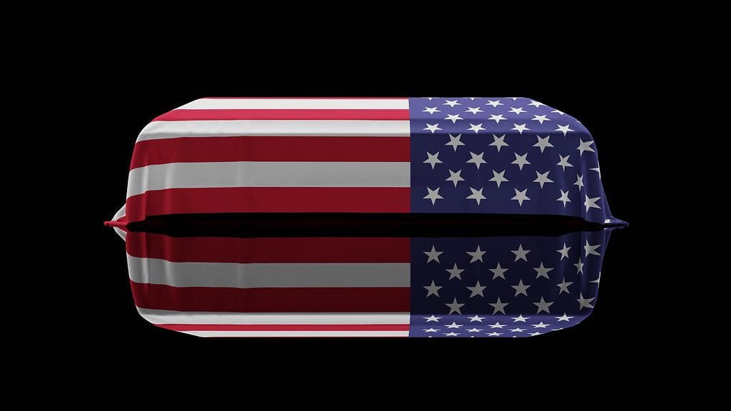 Kuolleille amerikkalaissotilaille pidetään juhlallinen seremonia, joka muistuttaa monia Irakin ja Afganistanin sodista.