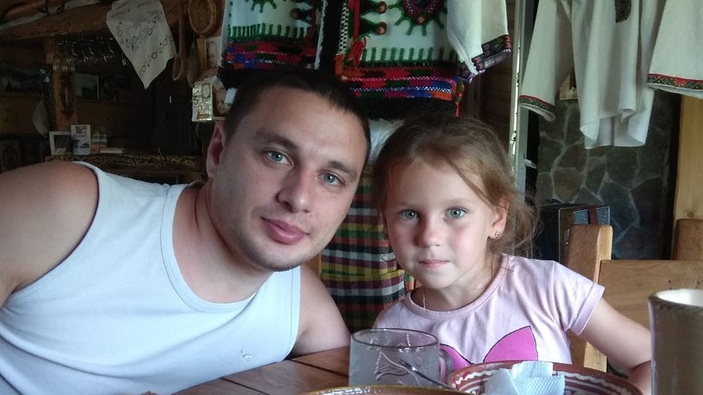 Oleksii Fomenko nuoremman tyttärensä kanssa ennen sotaa. Nyt tytär on joutunut muiden ukrainalaislasten tavoin luopumaan lapsuudestaan.