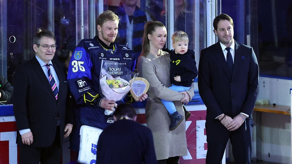 Sami Rajaniemeä juhlistettiin, kun maalivahdille tuli uran 700:s ottelu kokoonpanossa SM-liigan runkosarjassa.