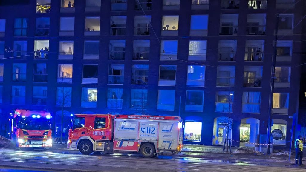Jätkäsaaren Kanariankujalla oli illalla useita paloautoja.