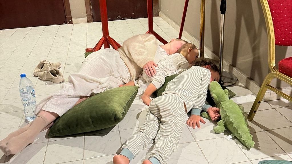 Kuvassa suomalaisia yöpymässä Dubaissa.