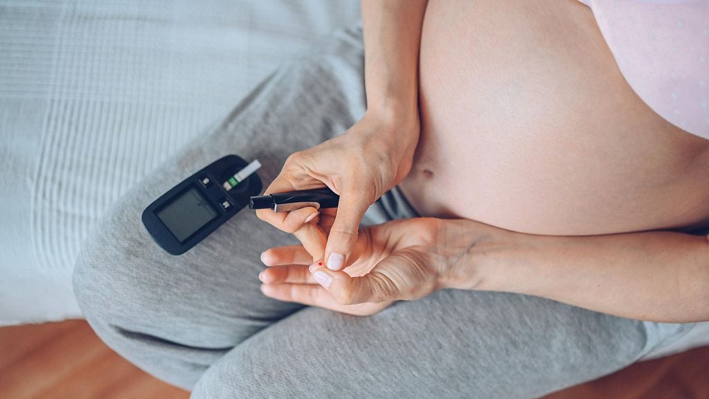 Verensokerien seuranta kuuluu raskausdiabeteksen hoitoon.