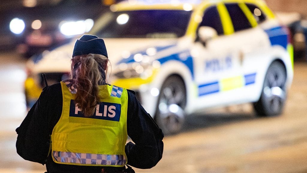 Ruotsalaispoliisi Tukholmassa vartiomassa turvallisuutta.